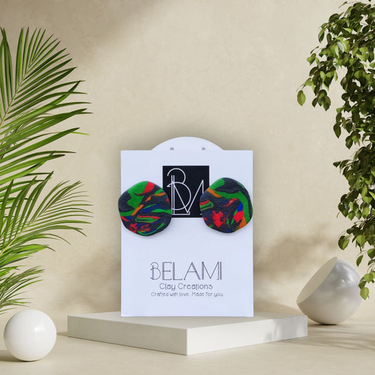 COSMIC RIOT – Σκουλαρίκια με Στροβιλισμένα Χρώματα σε Σκούρα Βάση