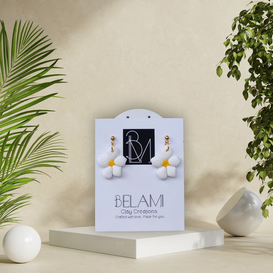 DAISY DUST – Λουλουδένια σκουλαρίκια σε λευκό