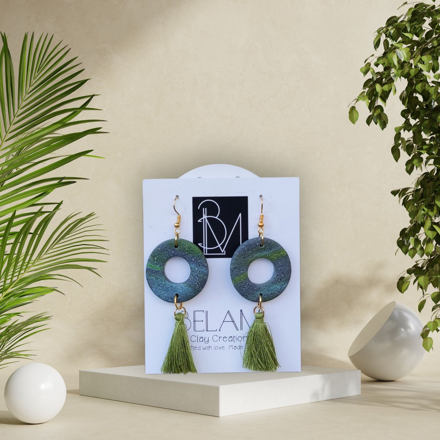 FOREST ECHO – Πράσινα Σκουλαρίκια με Φούντες από Πολυμερικό Πηλό
